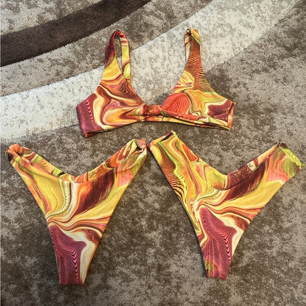 ❌SOLD ❌Like new skatie Pismo bikini set ( choose one bottom )